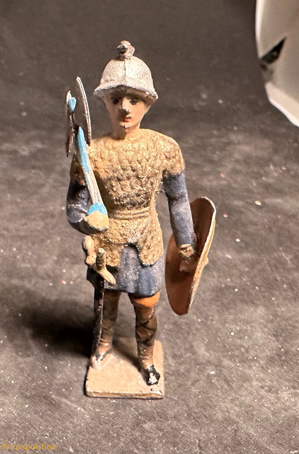 Franc avec hache (francisque), cotte dorée figurines historique antiquite franc avec hache francisque cotte doree