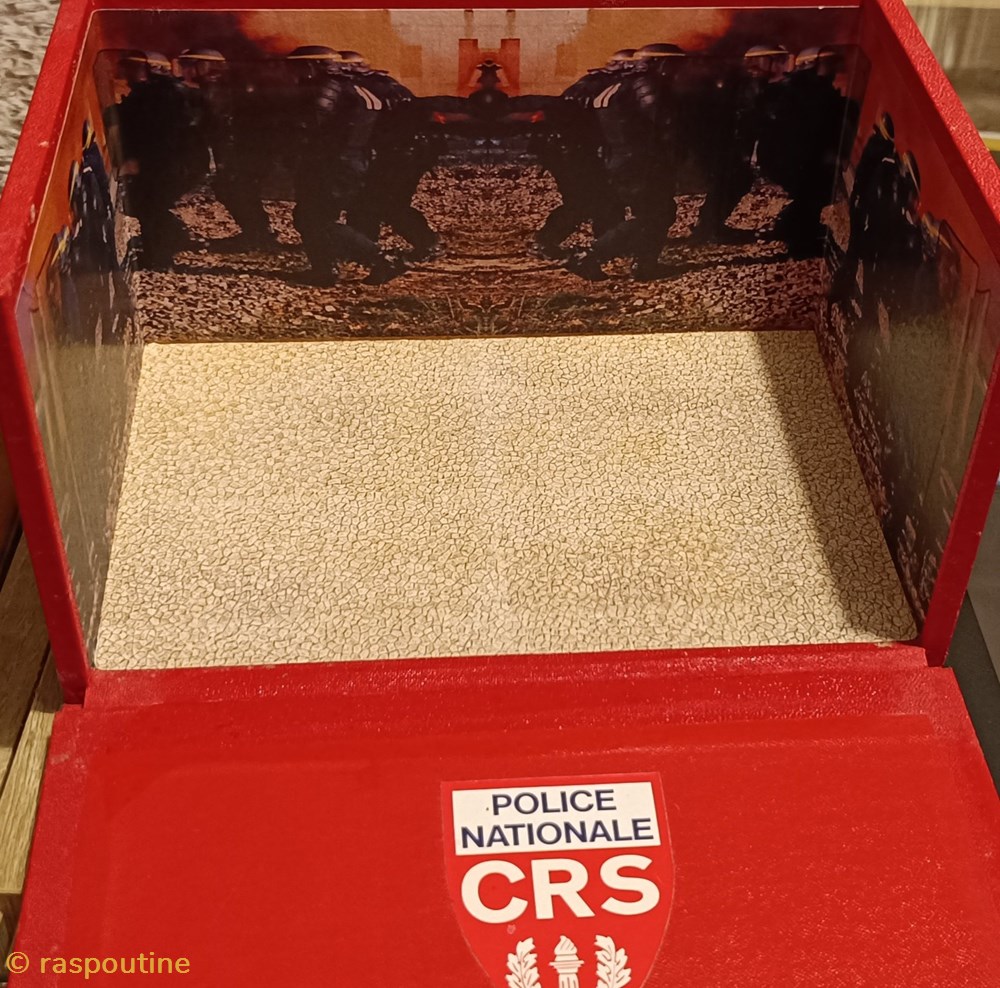 La charge des CRS coffret diorama 4 figurines historique la charge des crs coffret diorama