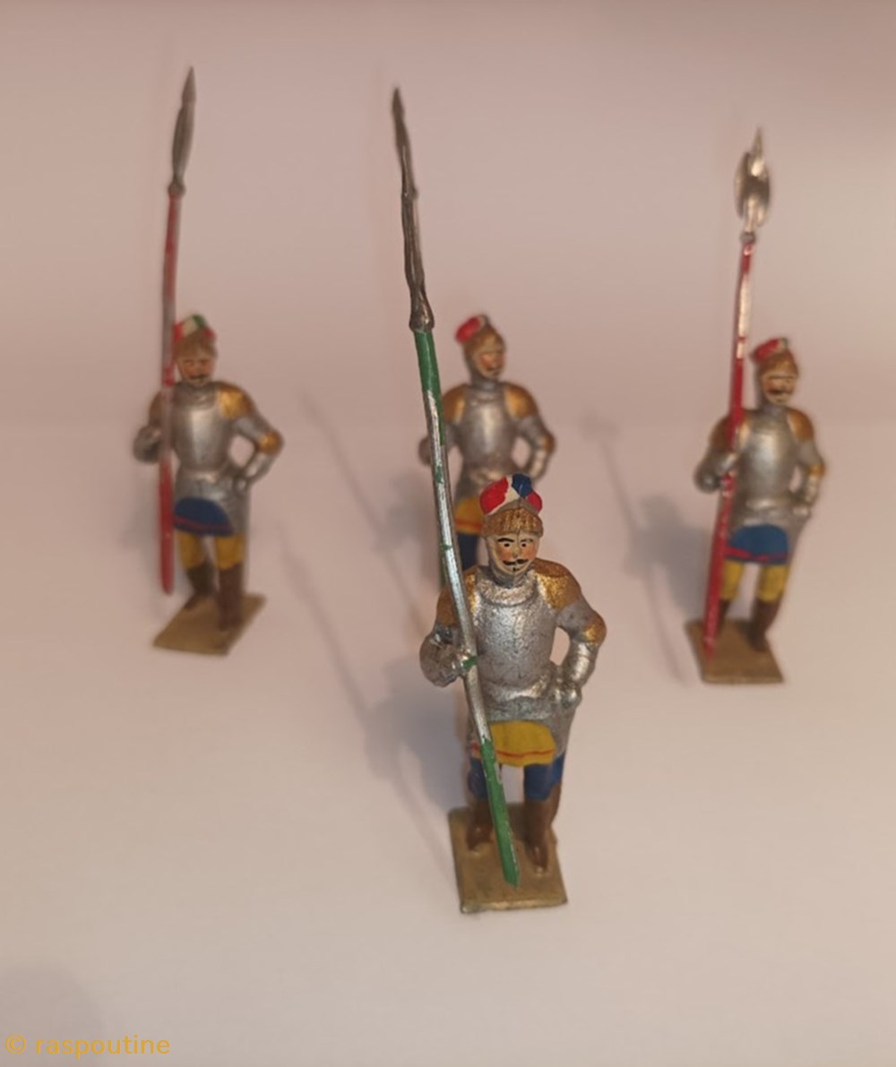 figurines historique moyen age chevaliers a pied avec hallebarde