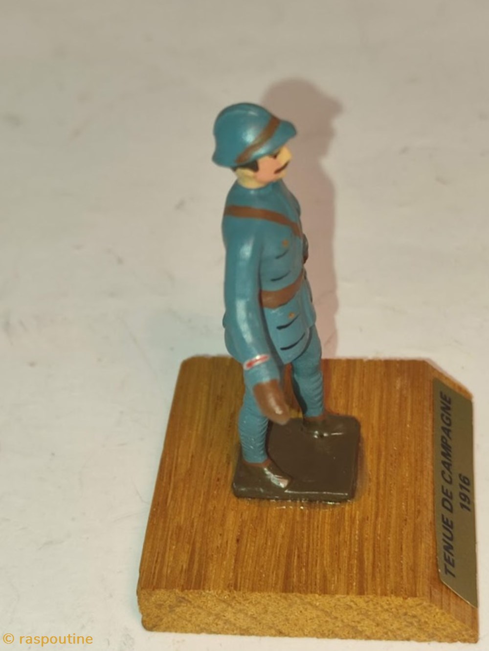 figurines historique etudiant en medecine en tenue de campagne 1916 carabin sur socle en bois