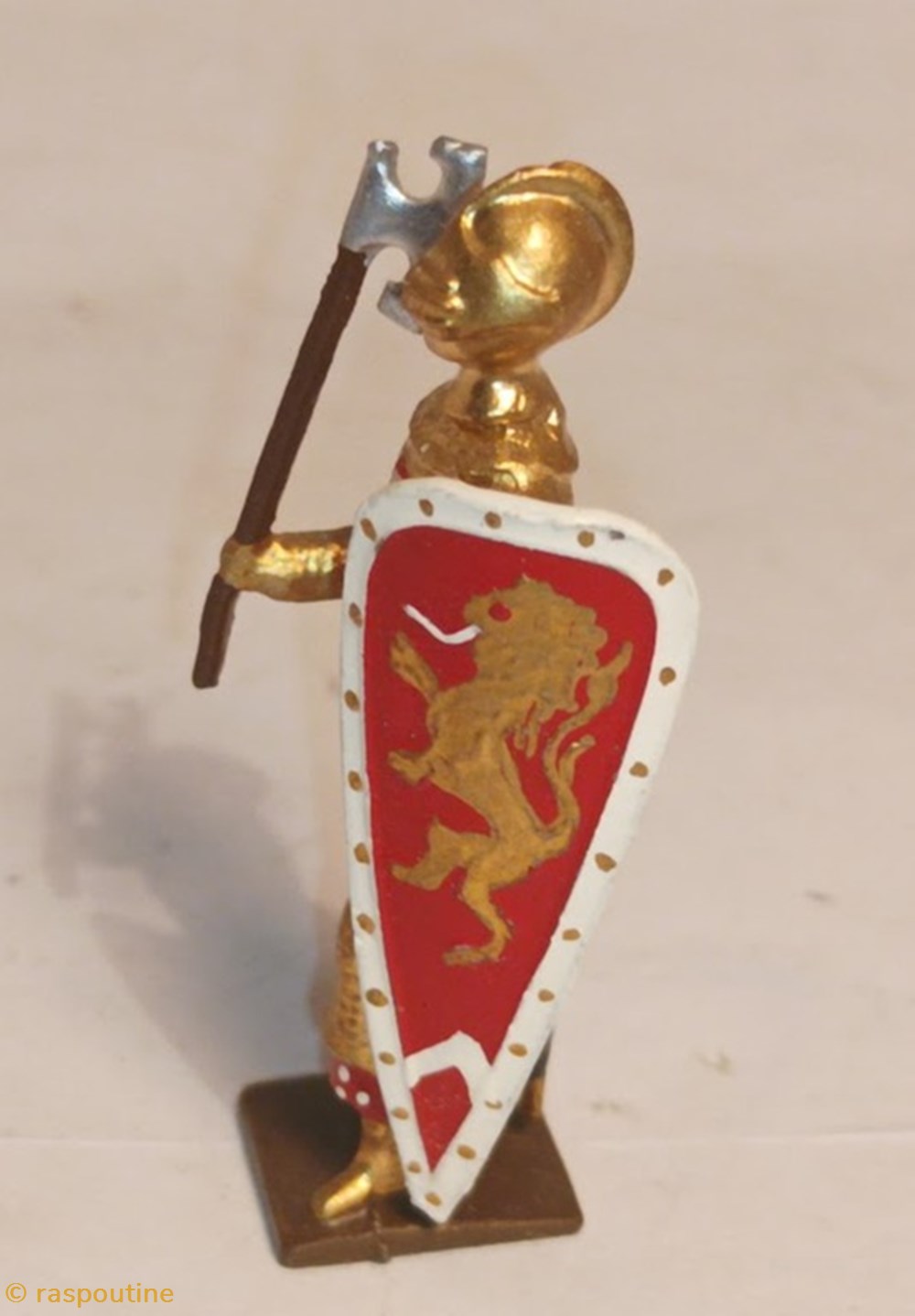 Croisé, cotte dorée, heaume, avec hache et bouclier bleu ""lion""" 2 figurines historique moyen age croise cotte doree heaume avec hache et bouclier bleu lion