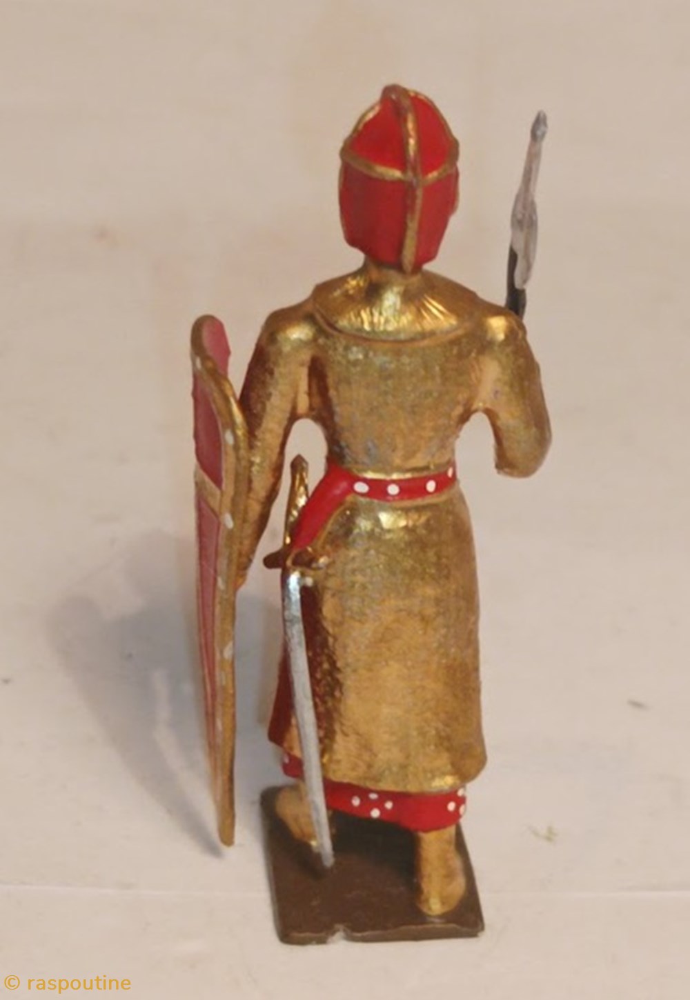 figurines historique moyen age croise cotte doree heaume rouge avec petite lance et bouclier rouge