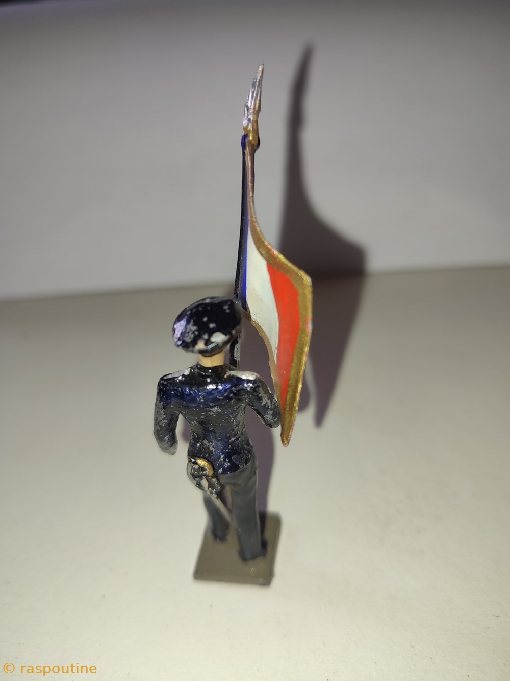 Drapeau des chasseurs alpins, tenue bleue 3 figurines historique drapeau des chasseurs alpins tenue bleue