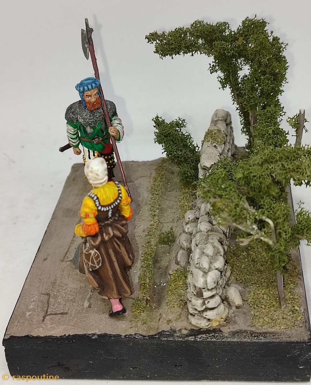Hallebardiers et une femme tenant un dindon 4 figurines historique hallebardiers et une femme tenant un dindon