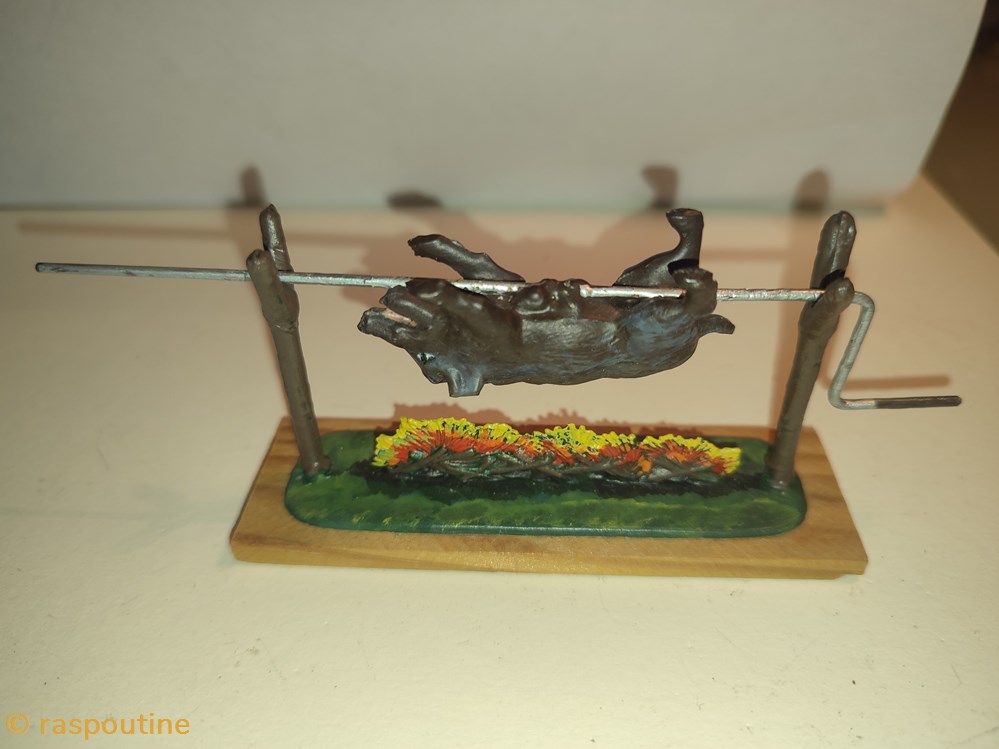 figurines sanglier sur sa broche en train de cuire