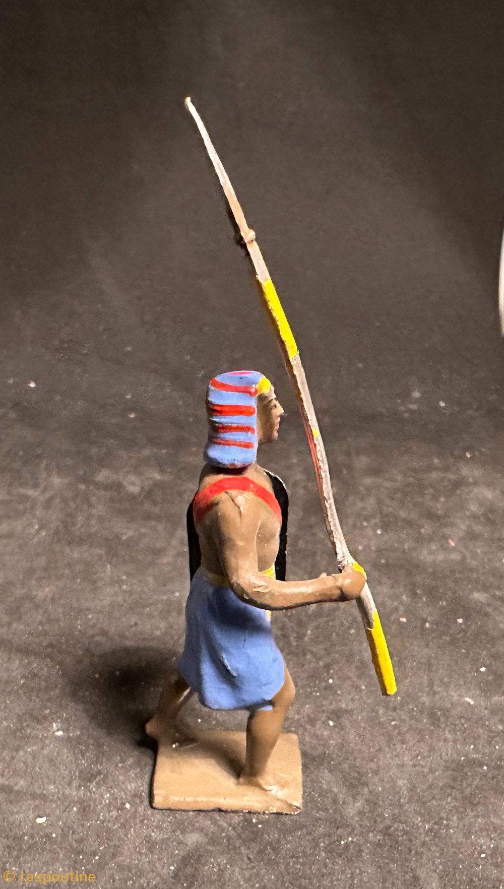 figurines historique antiquite egyptien avec lance et bouclier