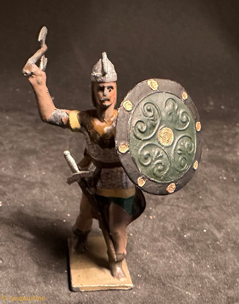 Gaulois avec hache et bouclier figurines historique antiquite gaulois avec hache et bouclier