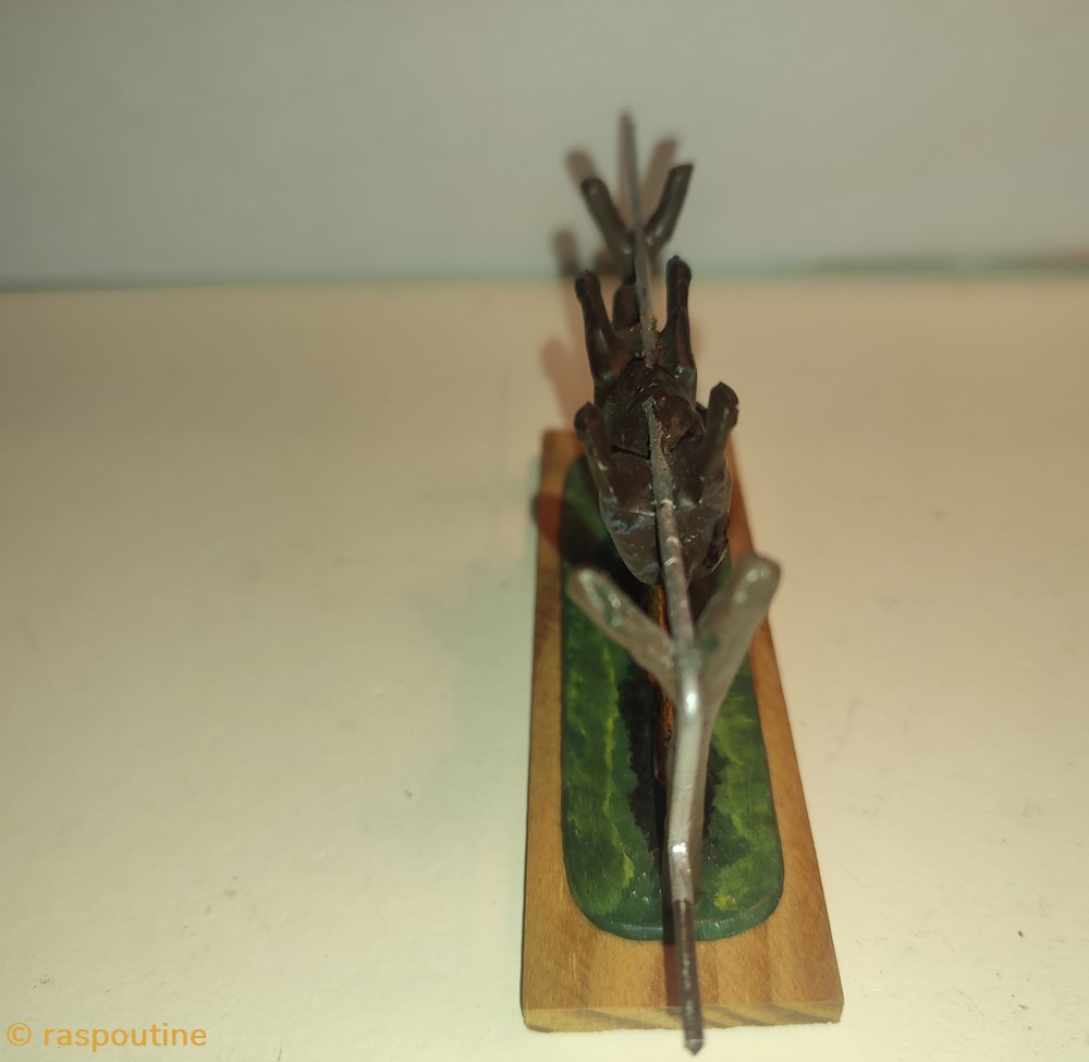 figurines sanglier sur sa broche en train de cuire
