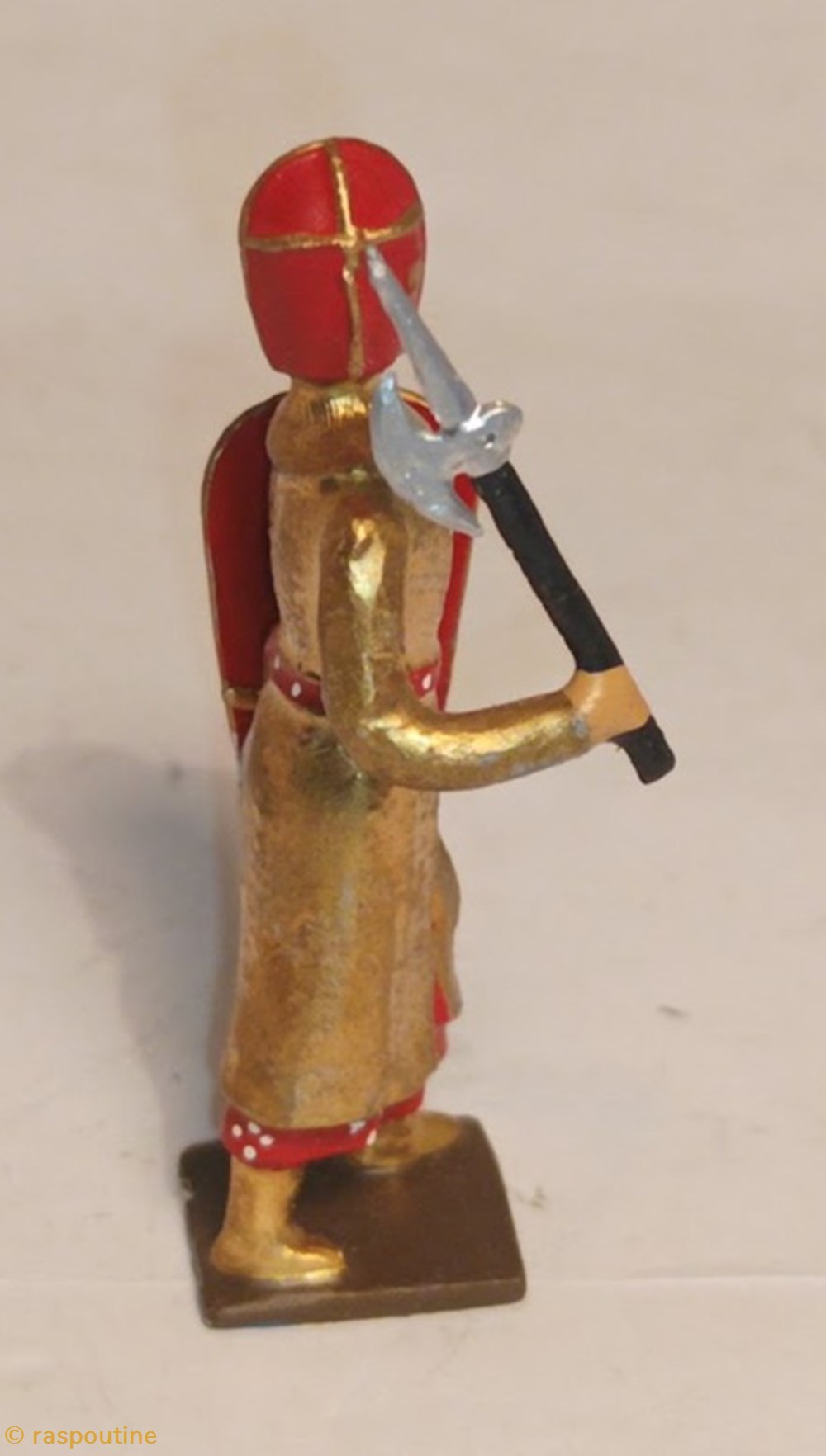 figurines historique moyen age croise cotte doree heaume rouge avec petite lance et bouclier rouge
