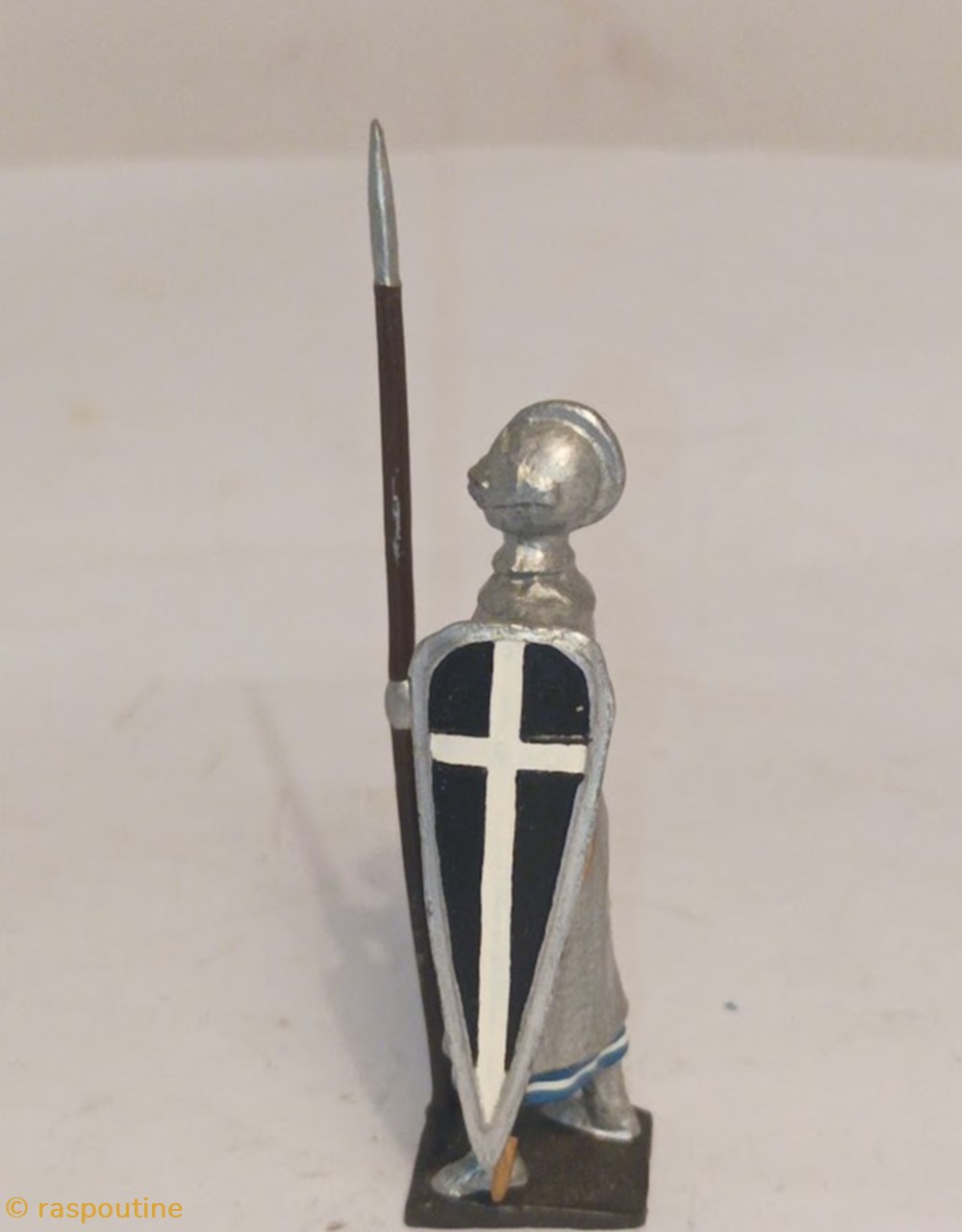 Croisé, cotte argentée, casque fermé, avec lance et bouclier croix 2 figurines historique moyen age croise cotte argentee casque ferme avec lance et bouclier croix