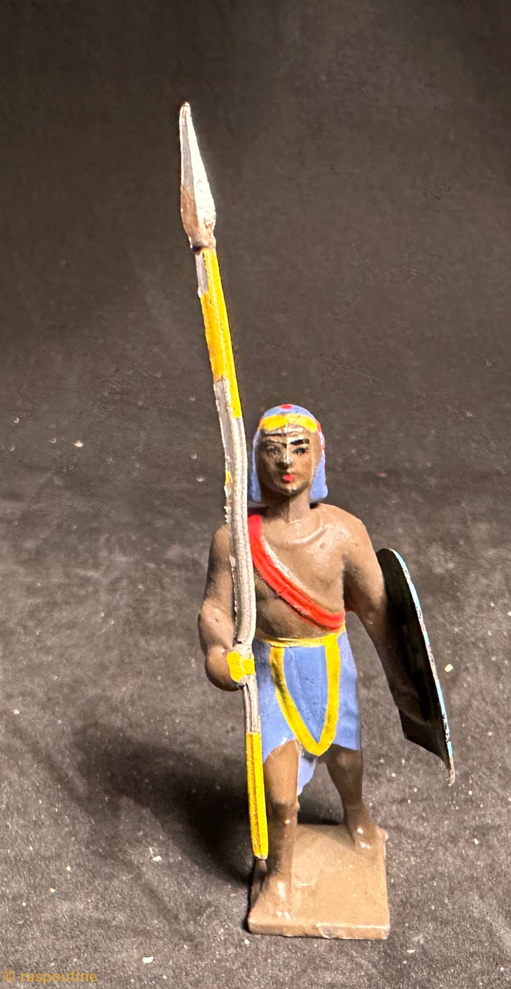 figurines historique antiquite egyptien avec lance et bouclier