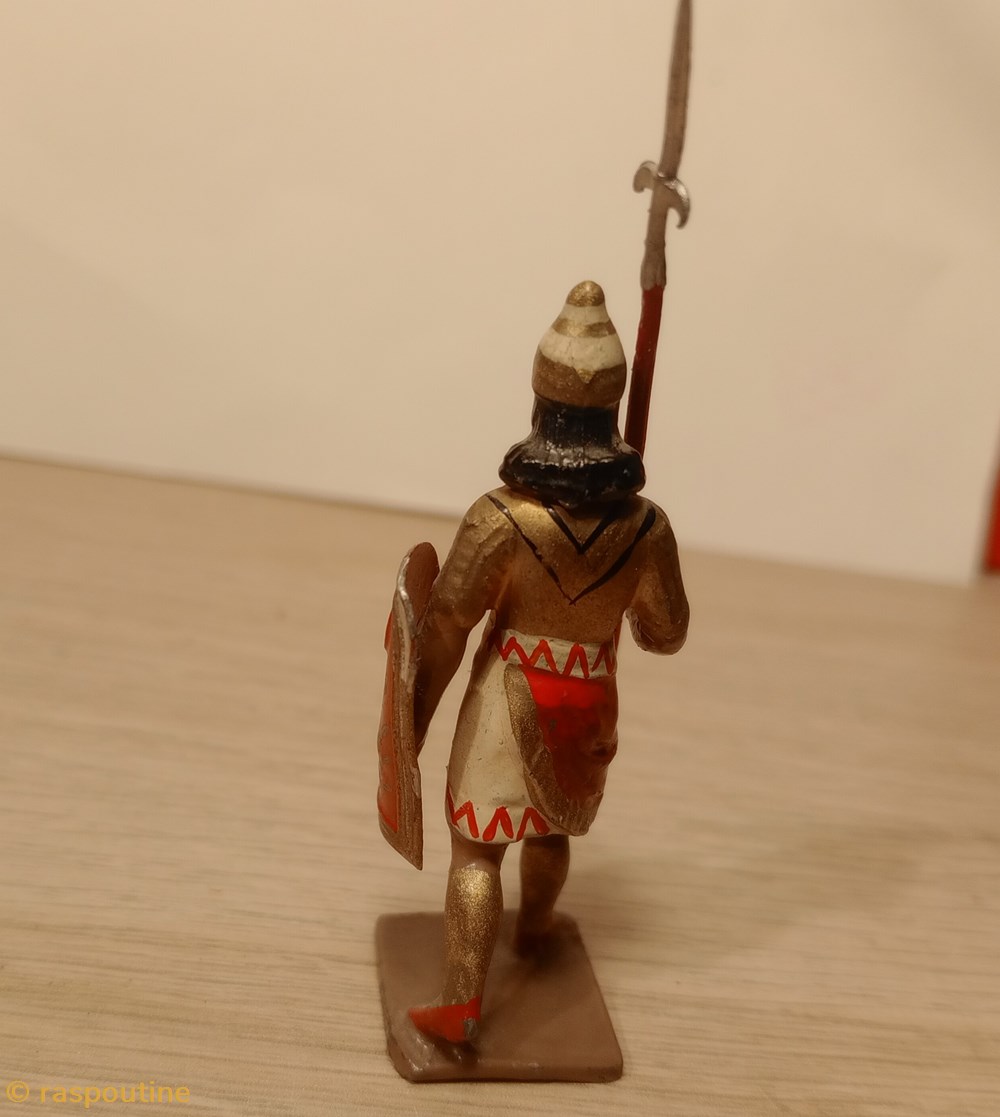 figurines historique antiquite assyrien avec lance tunique rouge et or