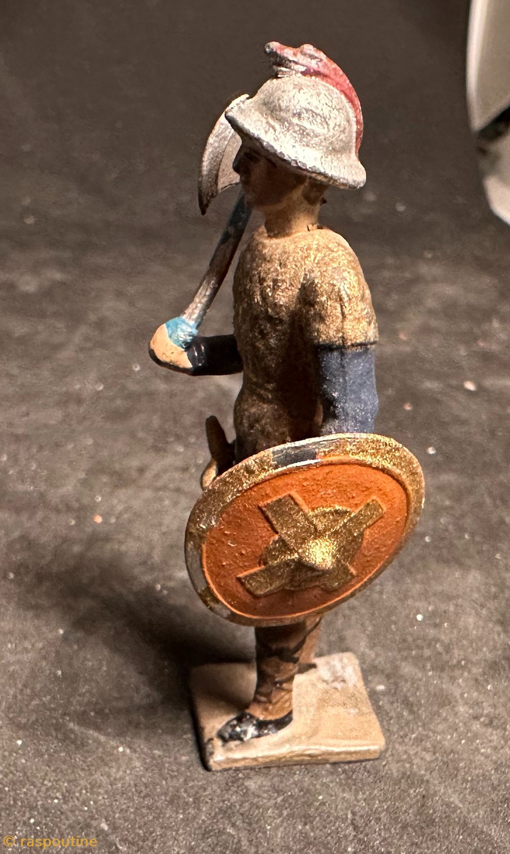 Franc avec hache (francisque), cotte dorée 2 figurines historique antiquite franc avec hache francisque cotte doree