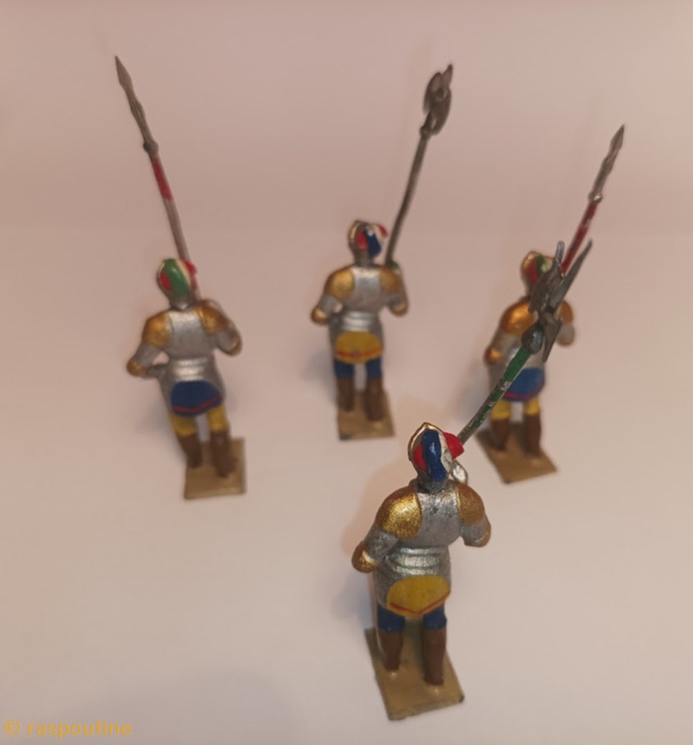figurines historique moyen age chevaliers a pied avec hallebarde