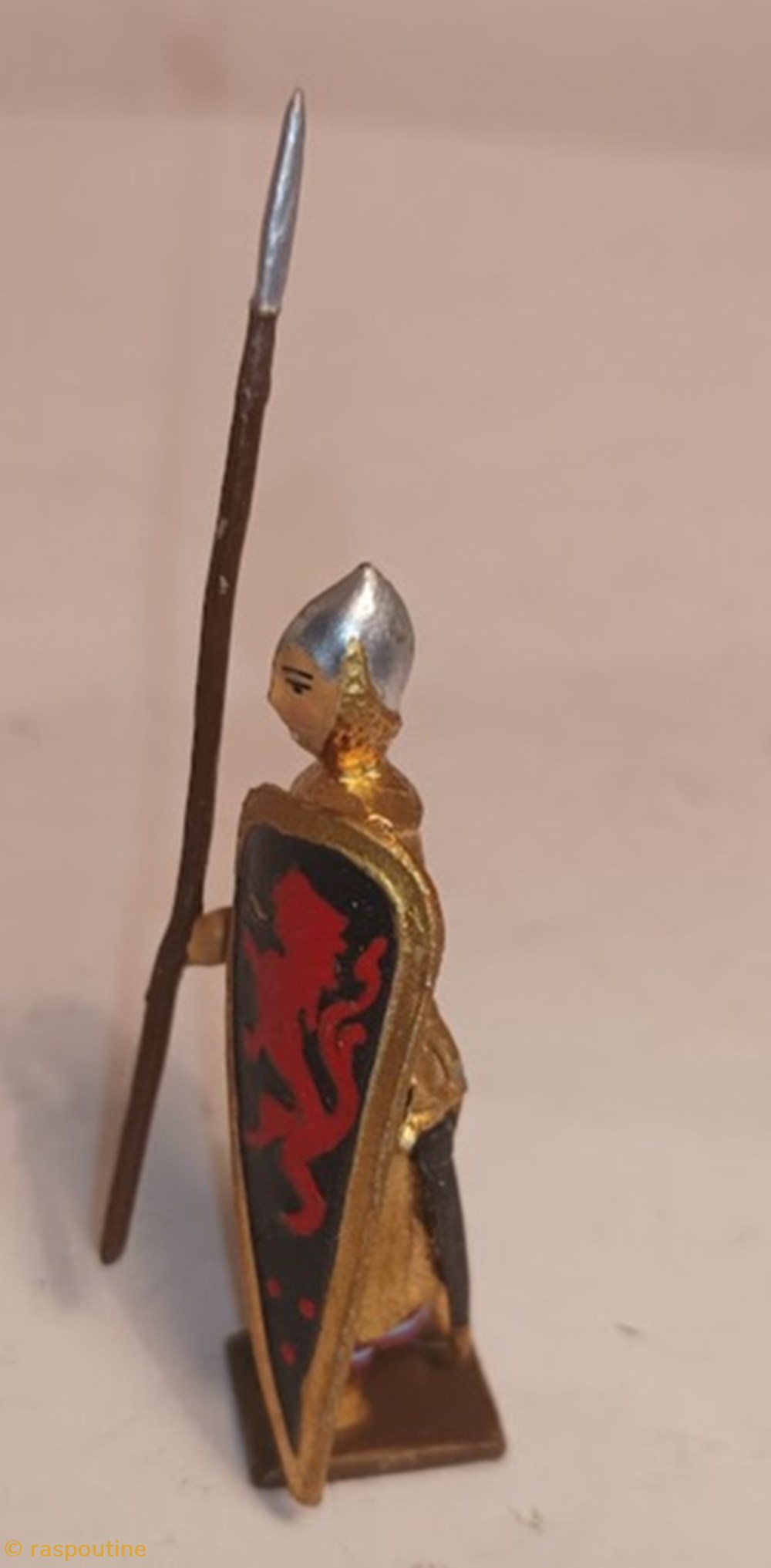 Croisé, cotte dorée, casque pointu avec lance et bouclier bleu ""lion rouge""" 2 figurines historique moyen age croise cotte doree casque pointu avec lance et bouclier bleu lion rouge