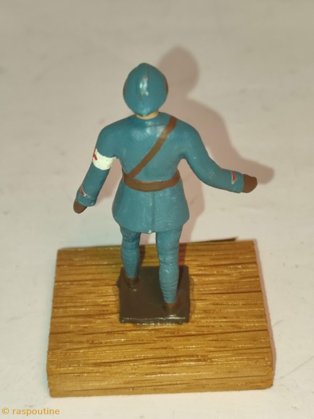 figurines historique etudiant en medecine en tenue de campagne 1916 carabin sur socle en bois