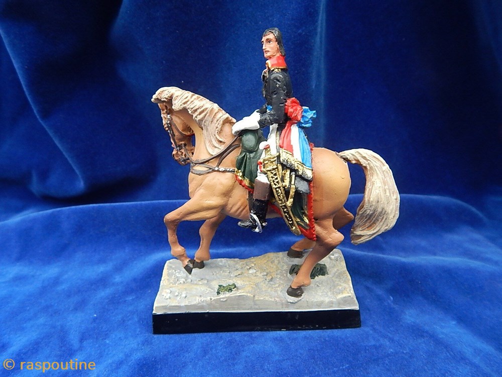 Le général Bonaparte a cheval en 1797 à la bataille de Rivoli 3 figurines historiques epoque napoleonienne le general bonaparte a cheval en 1797 a la bataille de rivoli
