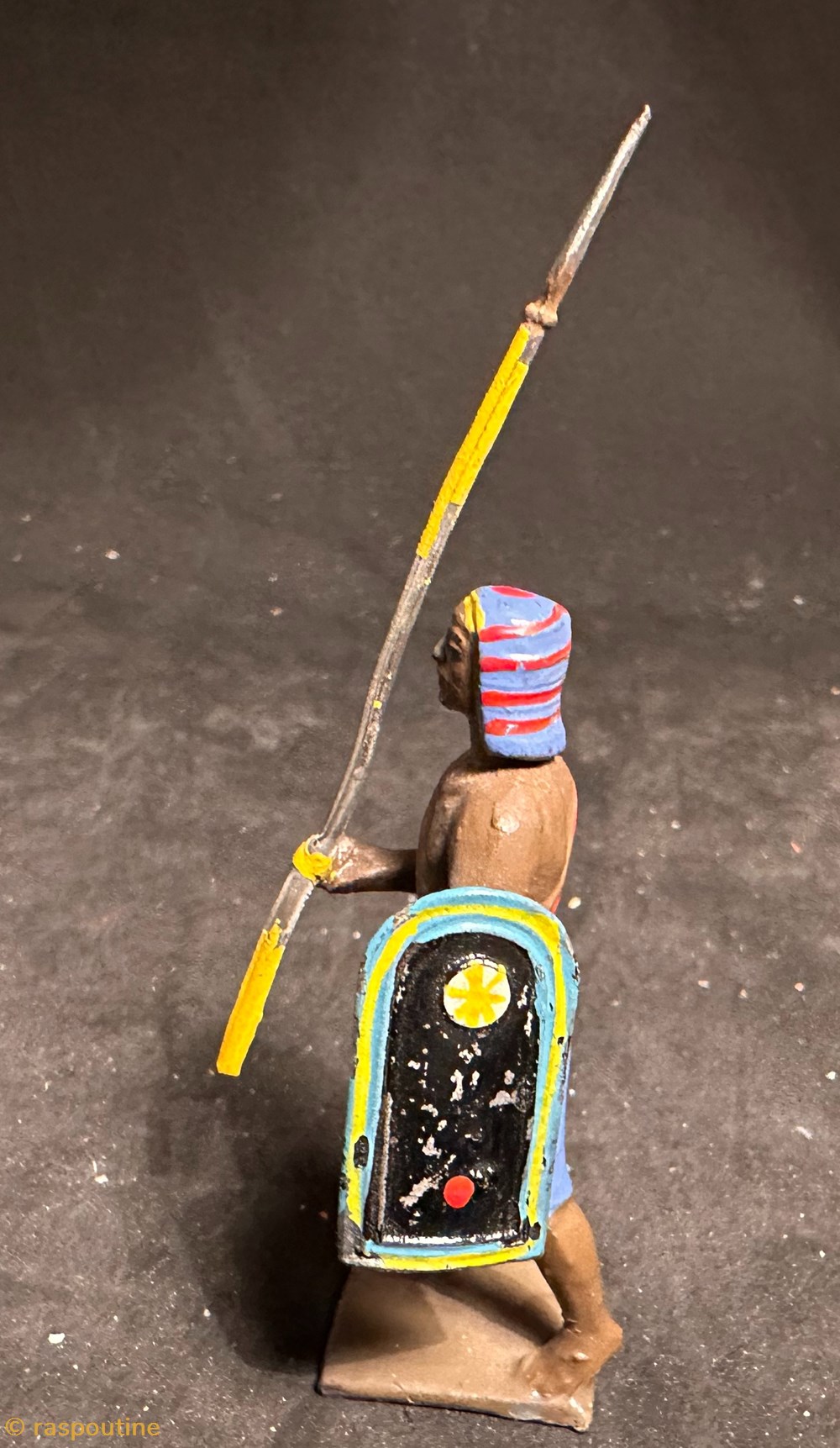 figurines historique antiquite egyptien avec lance et bouclier