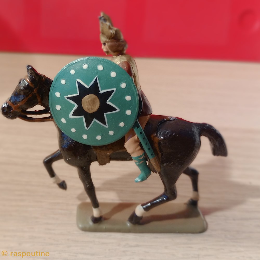 figurines historique antiquite cavalier gaulois avec casque aile avec glaive et bouclier