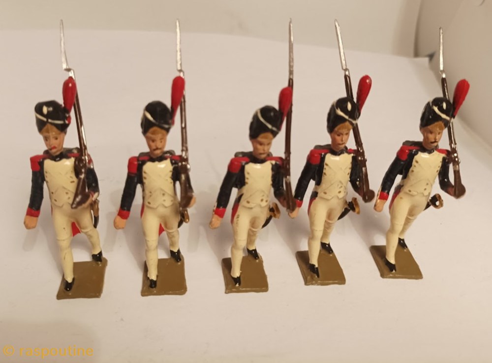 Fantassin des grenadiers de la garde, pied droit en avant 1812 figurines historique epoque napoleonienne fantassin des grenadiers de la garde pied droit en avant 1812