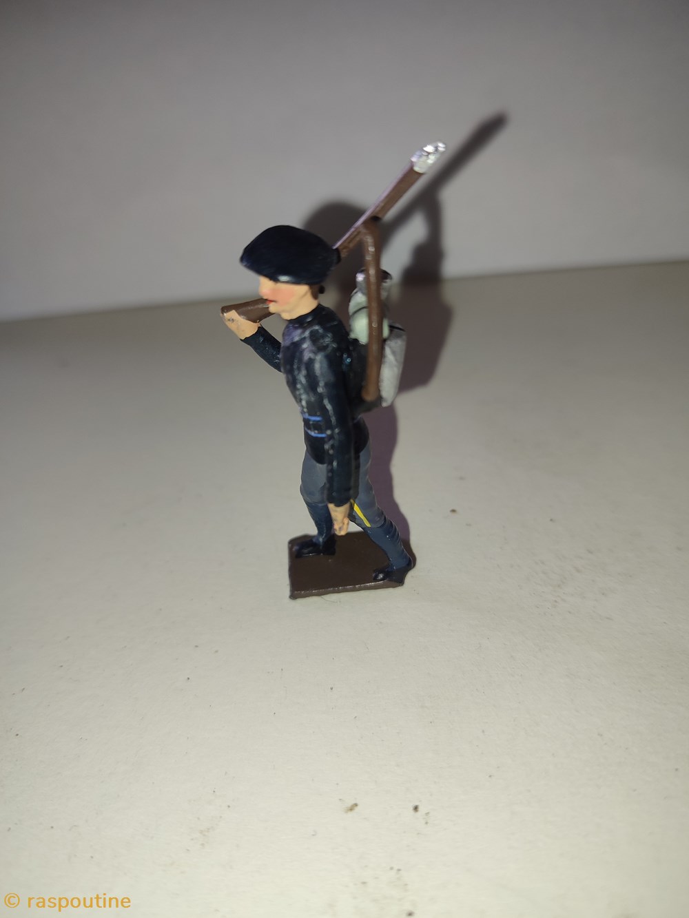 figurines historique fantassin des chasseurs alpins tenue bleue avec fusil a epaule et canne en bandoulliere