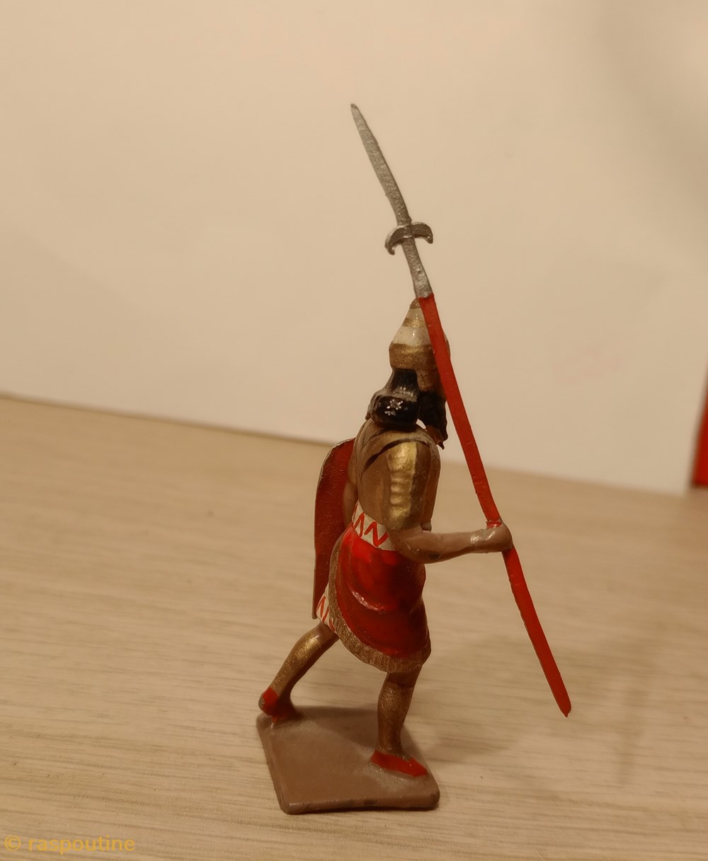 figurines historique antiquite assyrien avec lance tunique rouge et or