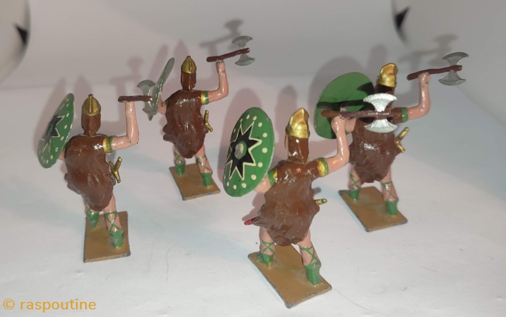Gaulois avec hache et bouclier 3 figurines historique antiquite gaulois avec hache et bouclier