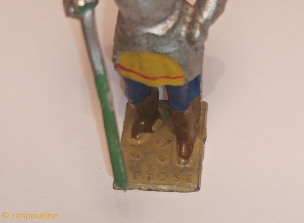 figurines historique moyen age chevaliers a pied avec hallebarde