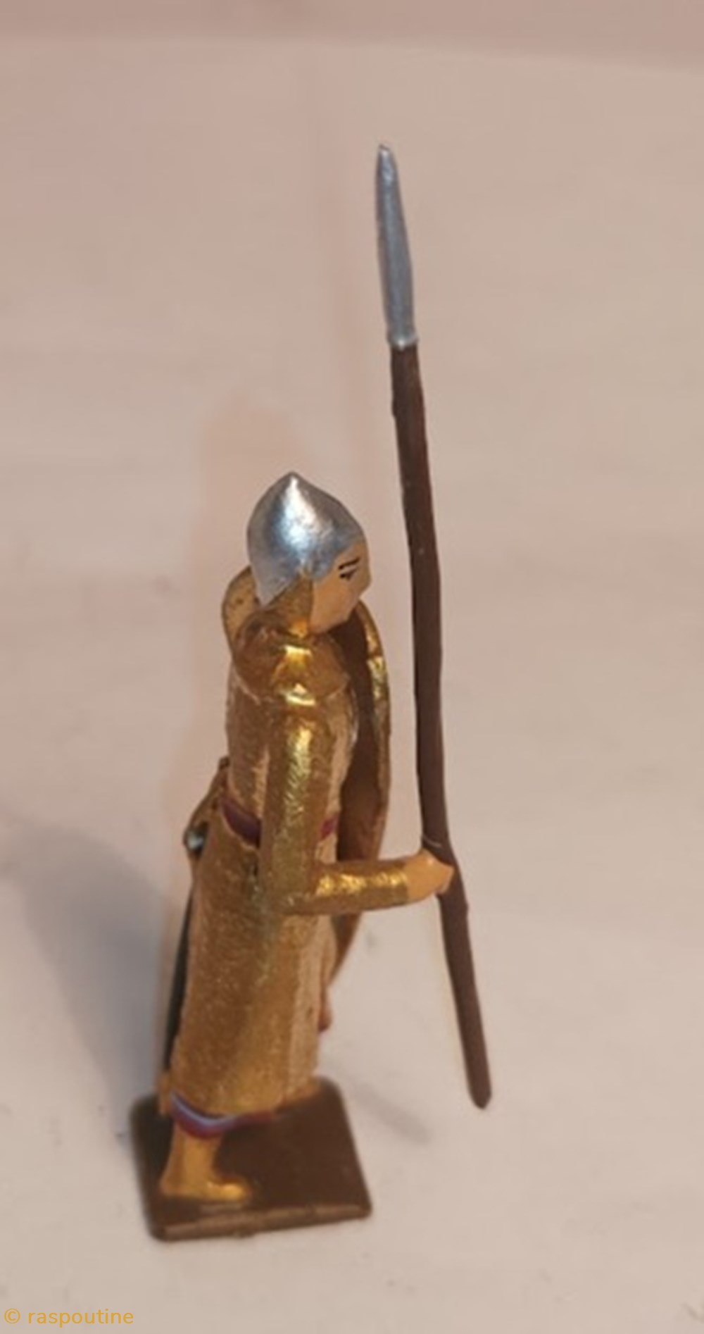 Croisé, cotte dorée, casque pointu avec lance et bouclier bleu ""lion rouge""" 4 figurines historique moyen age croise cotte doree casque pointu avec lance et bouclier bleu lion rouge