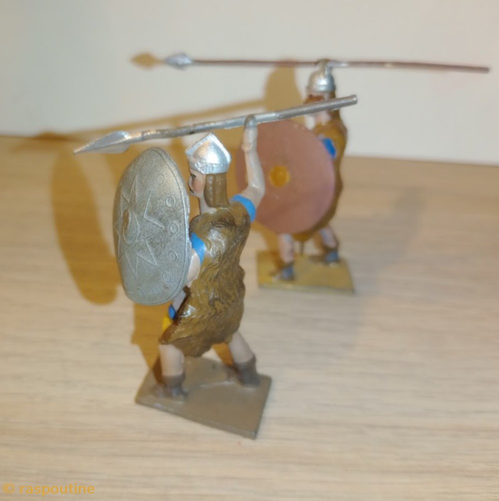 figurines historique antiquite gaulois avec lance et bouclier