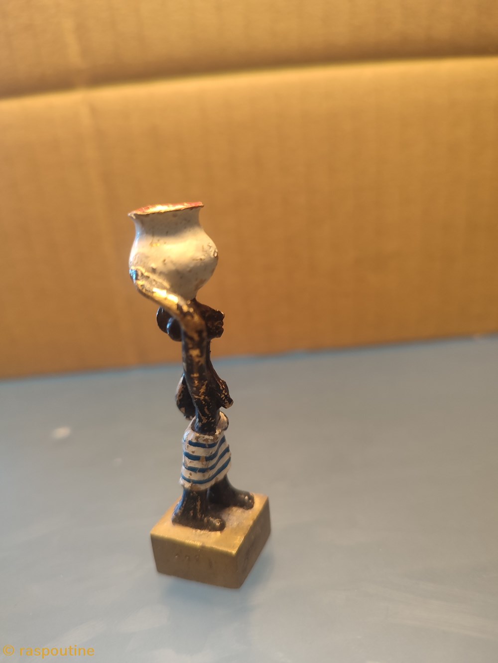 figurines autres femme africaine et sa cruche