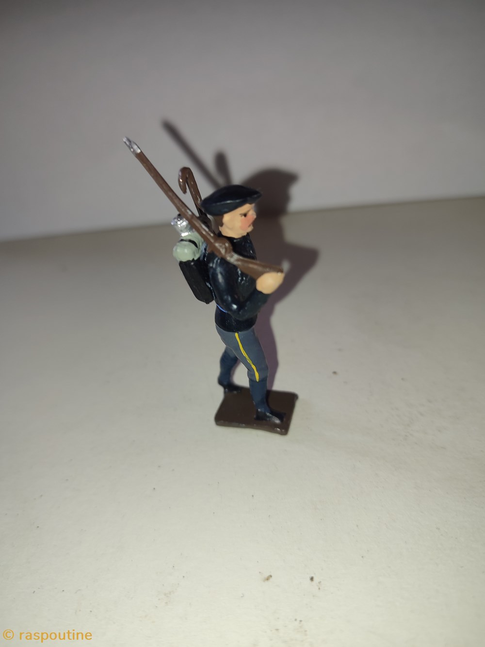 figurines historique fantassin des chasseurs alpins tenue bleue avec fusil a epaule et canne en bandoulliere
