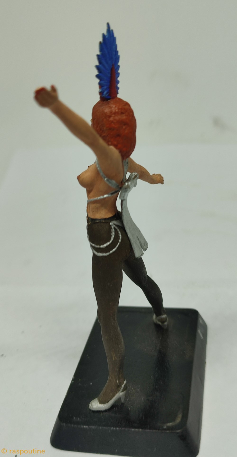 figurines danseuse seins nues