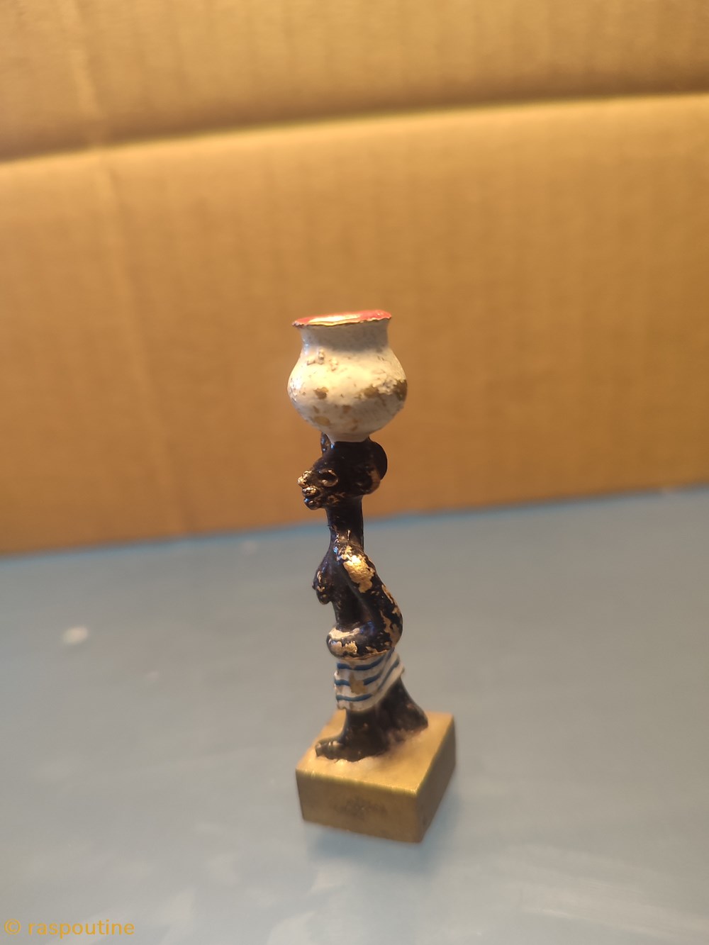 figurines autres femme africaine et sa cruche