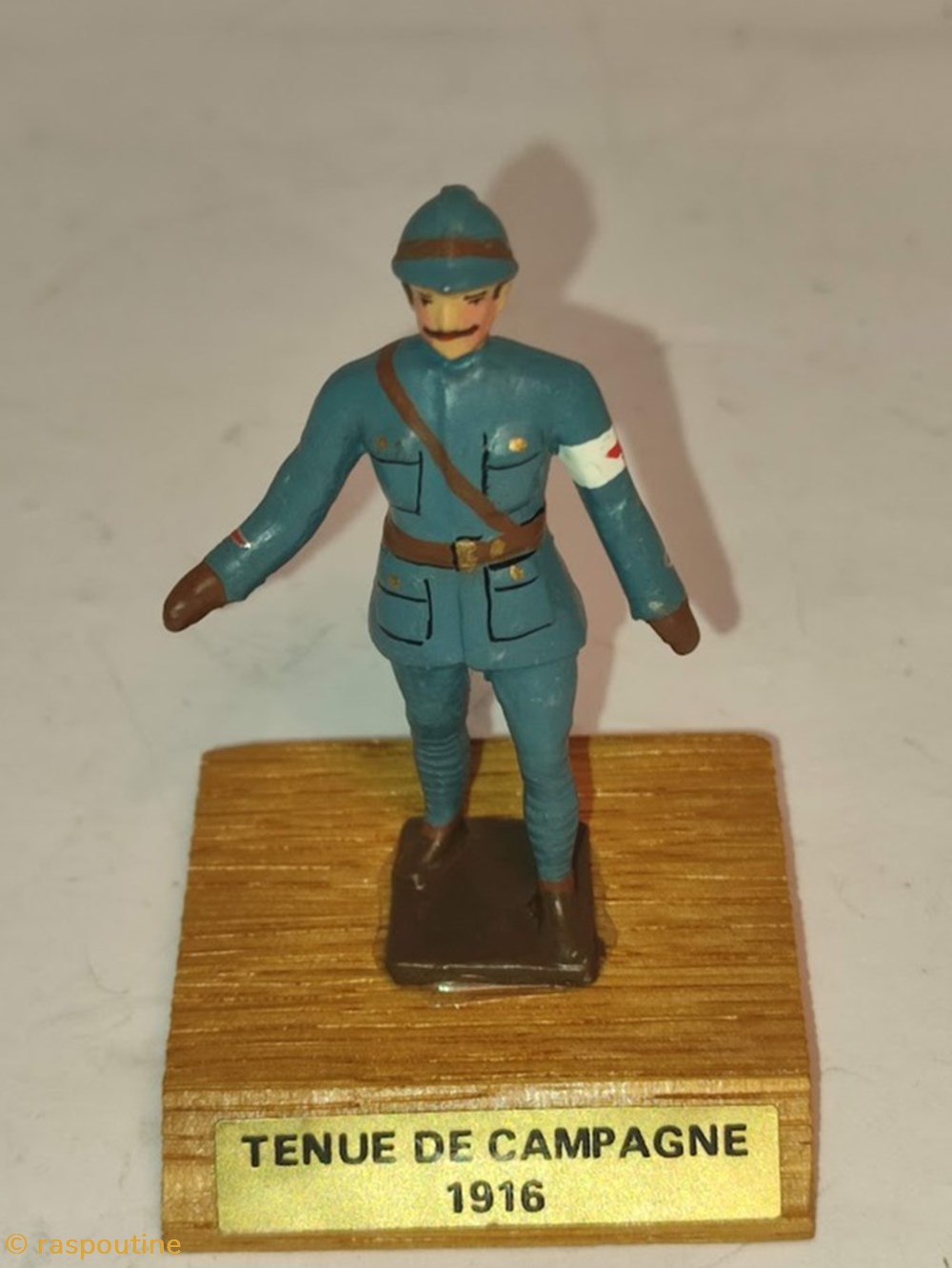 figurines historique etudiant en medecine en tenue de campagne 1916 carabin sur socle en bois
