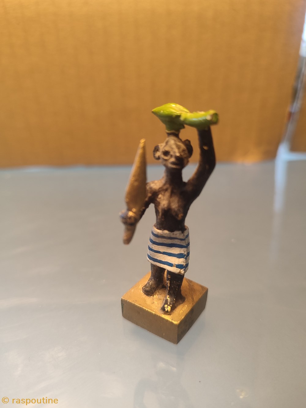 Femme africaine avec lance et manioc figurines autres femme africaine avec lance et manioc