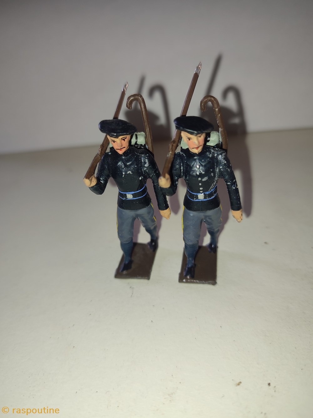figurines historique fantassin des chasseurs alpins tenue bleue avec fusil a epaule et canne en bandoulliere