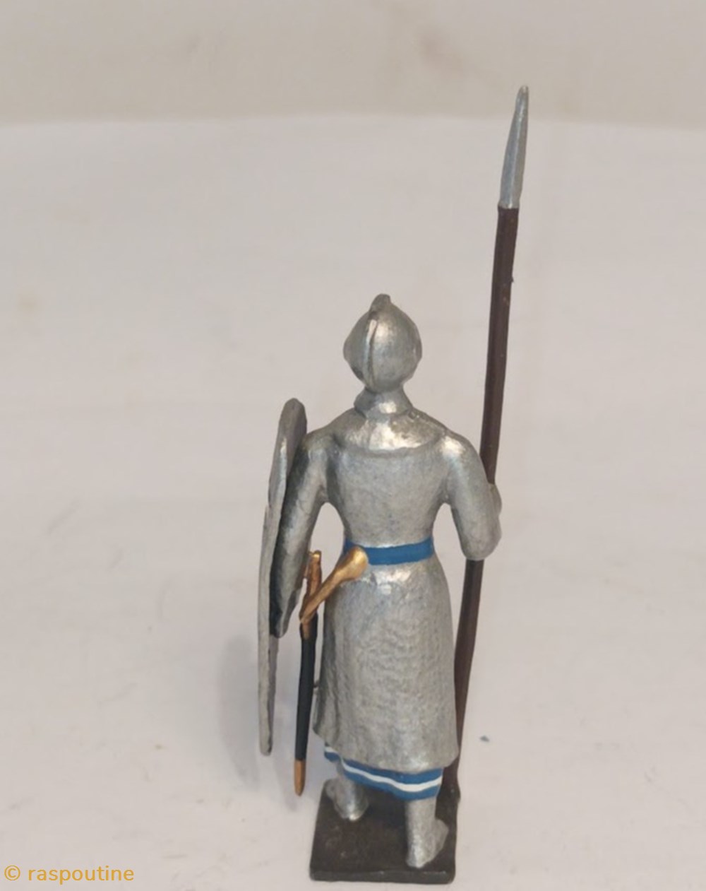 Croisé, cotte argentée, casque fermé, avec lance et bouclier croix 3 figurines historique moyen age croise cotte argentee casque ferme avec lance et bouclier croix