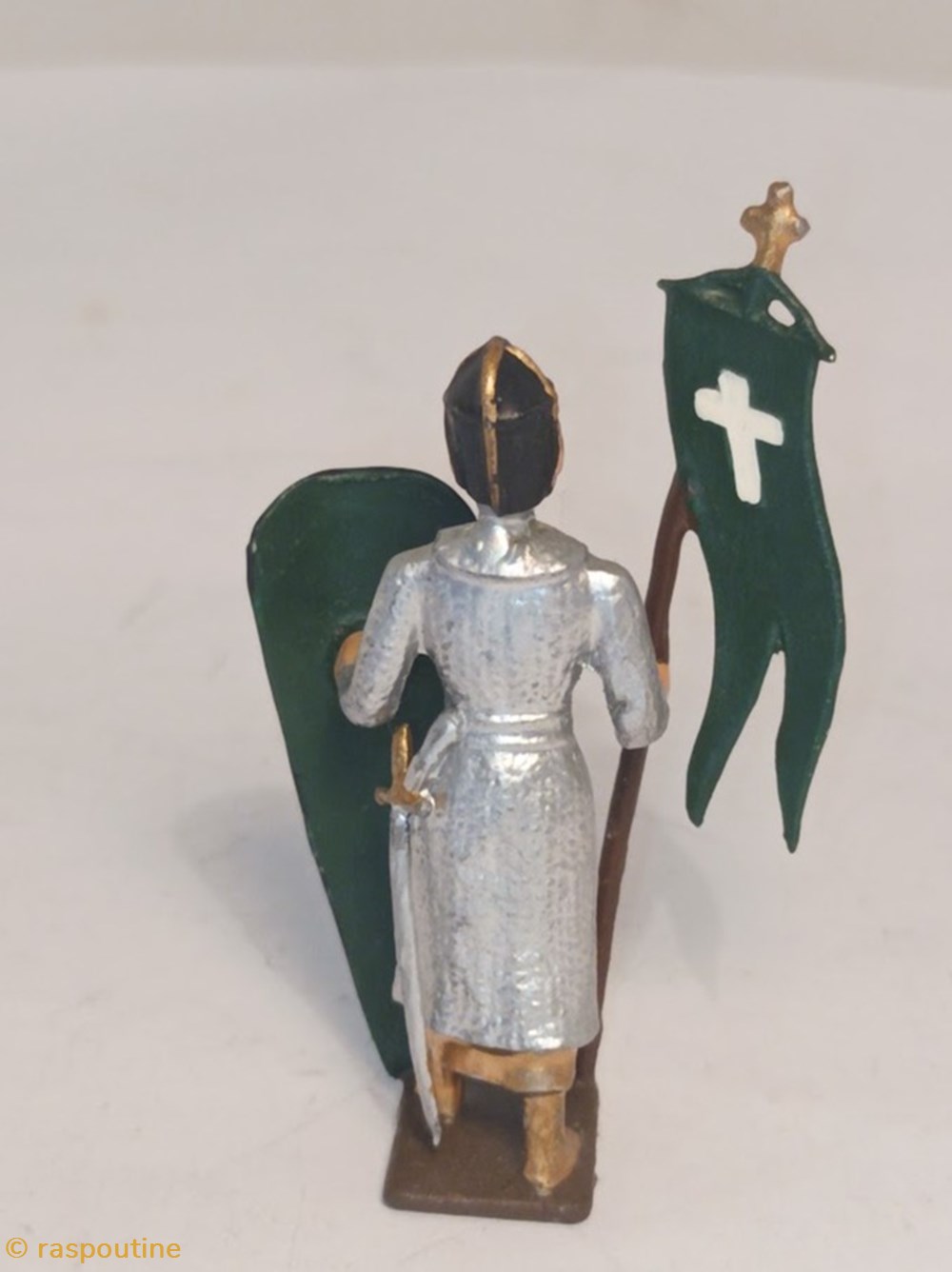 Croisé, cotte argentée, heaume, avec drapeau vert et bouclier vert lion 3 figurines historique moyen age croise cotte argentee heaume avec drapeau vert et bouclier vert lion