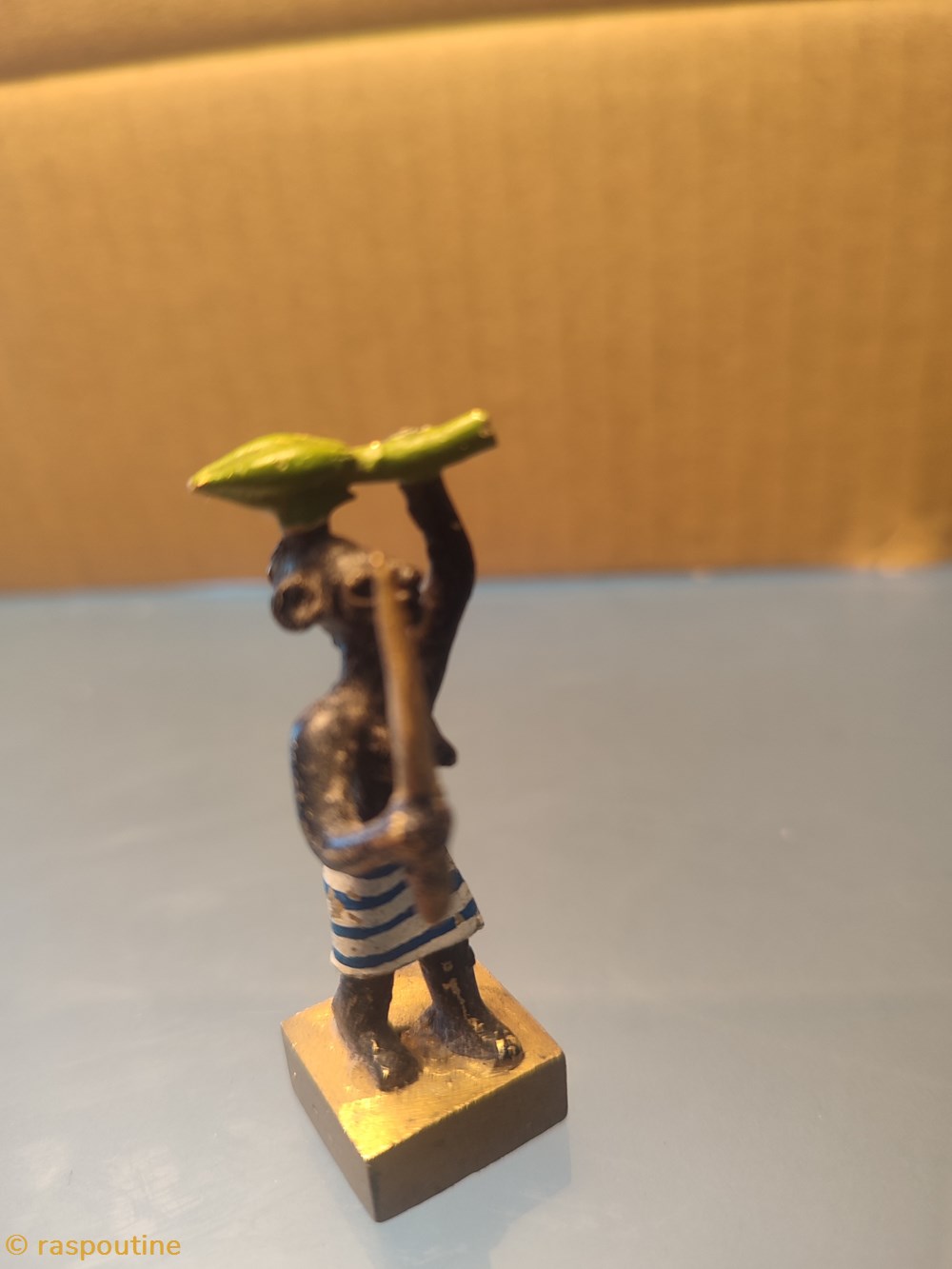 Femme africaine avec lance et manioc 2 figurines autres femme africaine avec lance et manioc