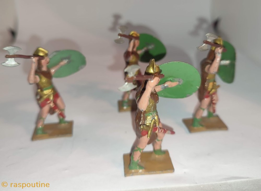 Gaulois avec hache et bouclier 4 figurines historique antiquite gaulois avec hache et bouclier
