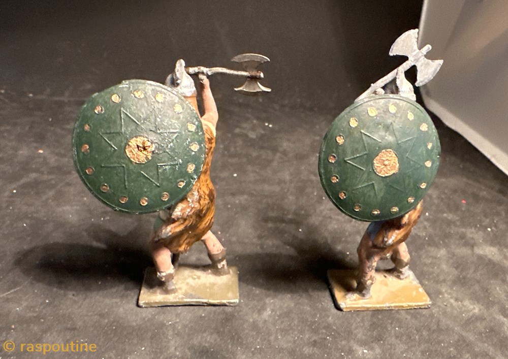 Gaulois avec hache et bouclier 2 figurines historique antiquite gaulois avec hache et bouclier