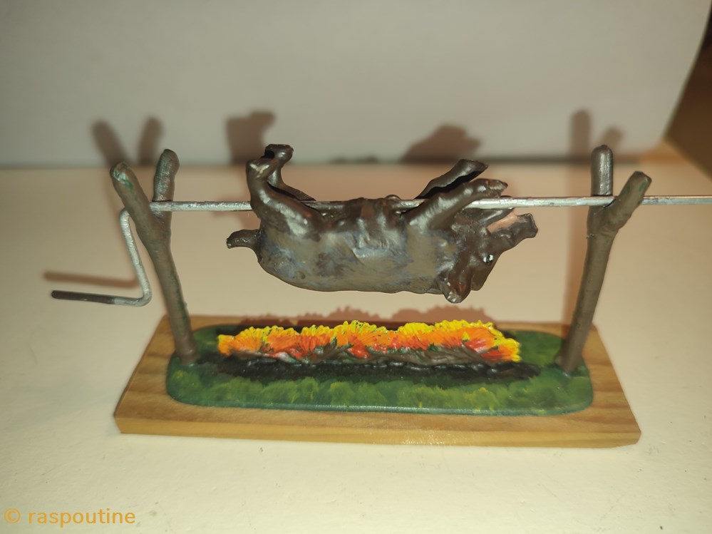 figurines sanglier sur sa broche en train de cuire