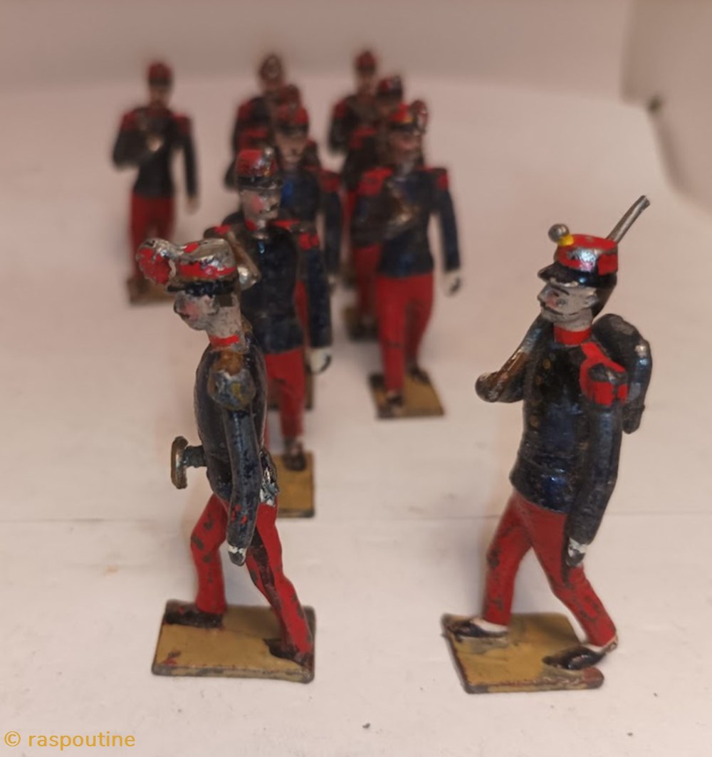 Fantassin de l'infanterie de ligne en tunique, pantalon garance au pas (1875-1886) 3 figurines historique fantassin de infanterie de ligne en tunique pantalon garance au pas 1875 1886