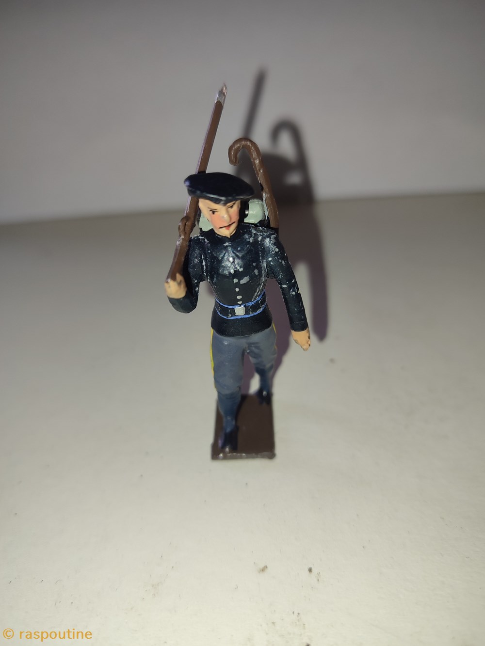 figurines historique fantassin des chasseurs alpins tenue bleue avec fusil a epaule et canne en bandoulliere