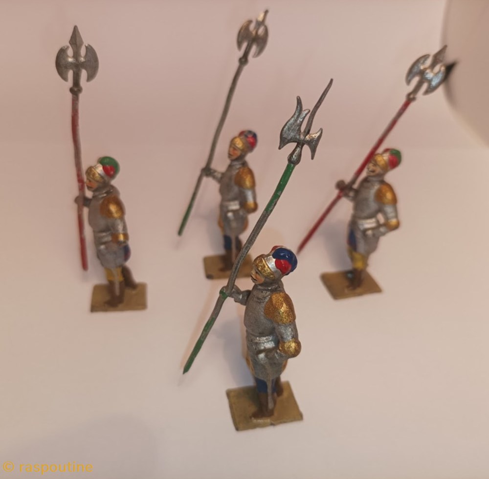 figurines historique moyen age chevaliers a pied avec hallebarde