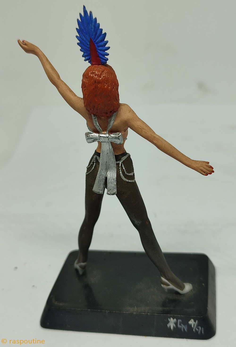 figurines danseuse seins nues