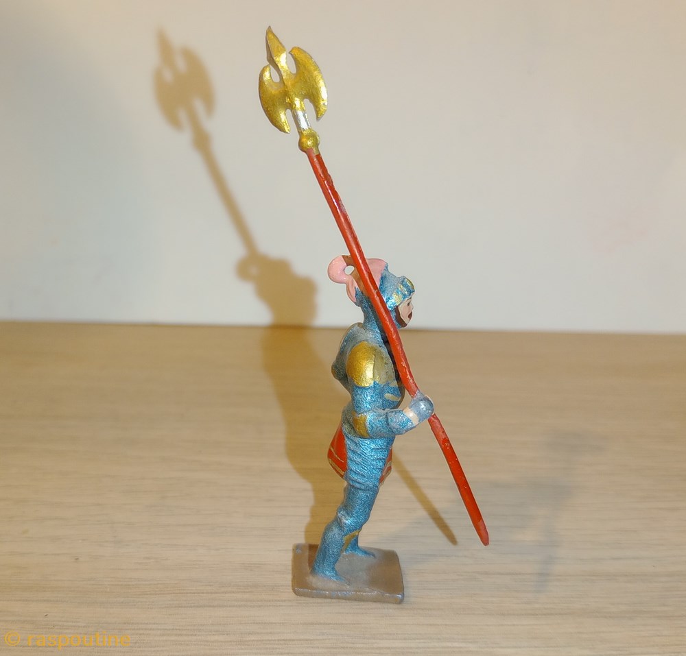 figurines historique moyen age chevaliers a pied avec hallebarde