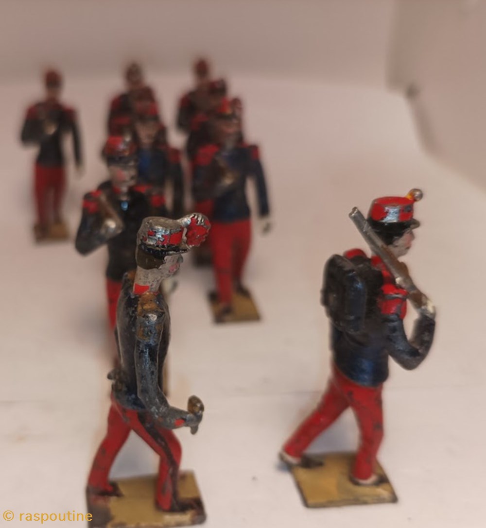 Fantassin de l'infanterie de ligne en tunique, pantalon garance au pas (1875-1886) 5 figurines historique fantassin de infanterie de ligne en tunique pantalon garance au pas 1875 1886