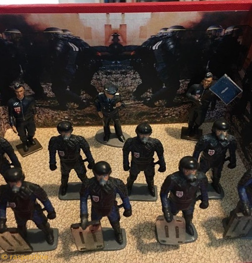 La charge des CRS coffret diorama 2 figurines historique la charge des crs coffret diorama